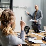 Équipe de représentants en pleine réunion de travail pour les consultations obligatoires du CSE dans un bureau modern