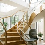Monte-escalier moderne sur un escalier tournant, maison lumineuse