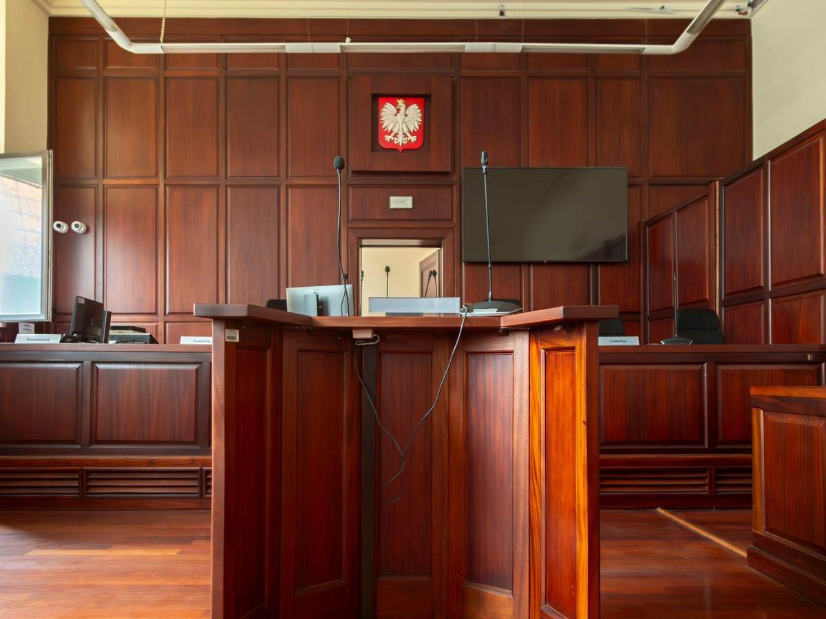 Salle de tribunal en bois avec écrans, micro, et logo national. Avocat au pupitre Salle de tribunal en bois avec écrans, micro, et logo national. Avocat au pupitre