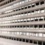 Vue rapprochée d'une grille métallique à rainures horizontales