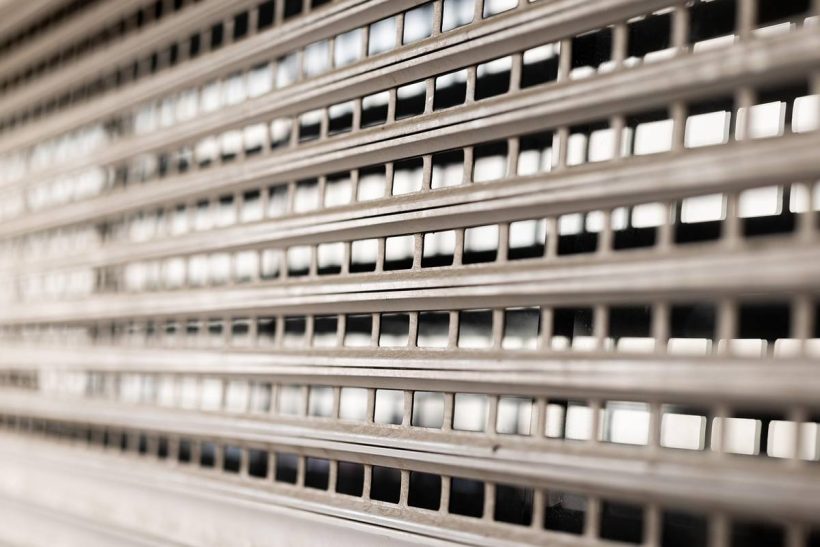 Vue rapprochée d'une grille métallique à rainures horizontales