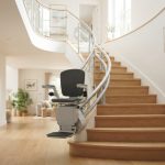 Monte-escalier moderne sur un escalier tournant, maison lumineuse
