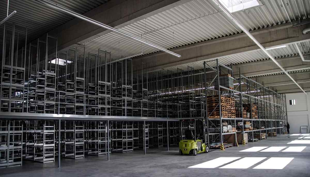 Robot mobile autonome circulant entre les rayonnages d'un entrepôt logistique